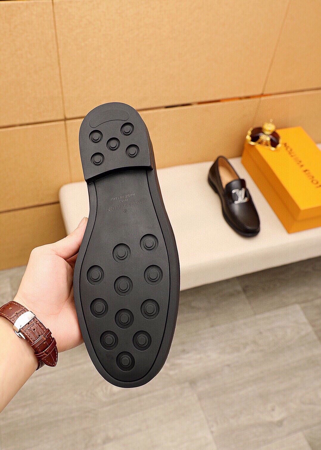 微商相册测试鞋子-Louis Vuitton Black Metal-Detail Loafers — hero