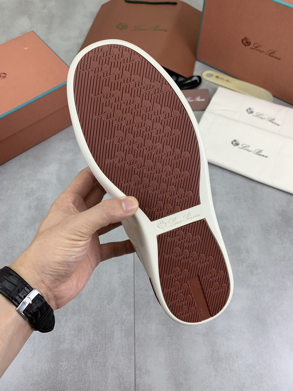 微商相册测试鞋子-Loro Piana Low-Top Sneakers with Brown Accents — detail